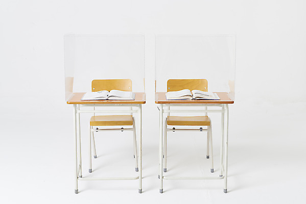 포토 JPG 스튜디오촬영 의자 교실 실내 사람없음 책 책상 흰배경 가림막 코로나바이러스 포스트코로나 델타변이바이러스 위드코로나 국내포토 교육 가구 백그라운드 학교 내부 흰색 바이러스 사회이슈 파일형식