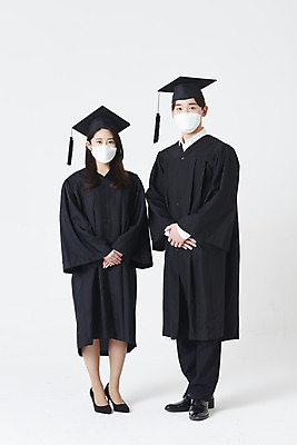 포토 JPG 스튜디오촬영 전신 여자 남자 대학생 학사모 졸업 졸업식 실내 마스크 서기 20대 청년 성인 두명 앞모습 30대 한국인 졸업가운 흰배경 손모으기 성인만 코로나바이러스 포스트코로나 위드코로나 국내포토 모자_잡화 학생 교육 뷰포인트 백그라운드 모션 사람 동양인 손짓 내부 장년 흰색 가운 바이러스 사회이슈 파일형식