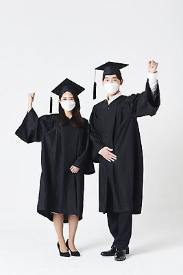 포토 JPG 스튜디오촬영 전신 여자 남자 대학생 학사모 졸업 졸업식 실내 마스크 서기 20대 청년 성인 두명 앞모습 30대 파이팅 한국인 졸업가운 흰배경 성인만 코로나바이러스 포스트코로나 위드코로나 국내포토 모자_잡화 학생 교육 뷰포인트 백그라운드 모션 사람 동양인 내부 장년 흰색 가운 바이러스 사회이슈 파일형식