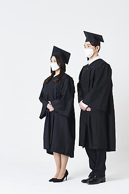 포토 JPG 스튜디오촬영 전신 여자 남자 대학생 학사모 졸업 졸업식 실내 마스크 서기 20대 청년 성인 두명 옆모습 30대 한국인 졸업가운 흰배경 손모으기 성인만 코로나바이러스 포스트코로나 위드코로나 국내포토 모자_잡화 학생 교육 뷰포인트 백그라운드 모션 사람 동양인 손짓 내부 장년 흰색 가운 바이러스 사회이슈 파일형식