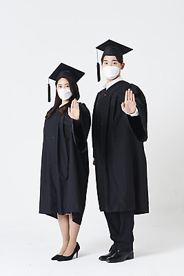 포토 JPG 스튜디오촬영 전신 여자 남자 대학생 학사모 졸업 졸업식 실내 마스크 서기 20대 청년 성인 두명 옆모습 30대 손들기 한국인 졸업가운 흰배경 성인만 코로나바이러스 포스트코로나 위드코로나 국내포토 모자_잡화 학생 교육 뷰포인트 백그라운드 모션 사람 동양인 내부 장년 흰색 가운 바이러스 사회이슈 파일형식