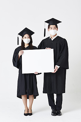 포토 JPG 스튜디오촬영 전신 배너 여자 남자 대학생 학사모 졸업 졸업식 사각프레임 실내 마스크 서기 들기 20대 청년 성인 두명 앞모습 30대 한국인 졸업가운 흰배경 성인만 코로나바이러스 포스트코로나 위드코로나 국내포토 모자_잡화 학생 교육 뷰포인트 백그라운드 모션 프레임 사람 동양인 내부 장년 사각형 흰색 가운 바이러스 사회이슈 파일형식