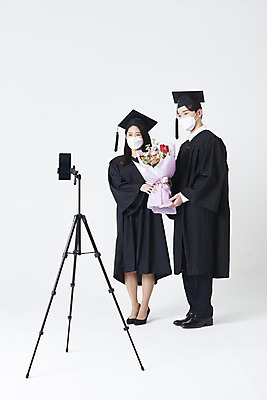 포토 JPG 스튜디오촬영 전신 여자 남자 대학생 꽃다발 학사모 졸업 졸업식 실내 마스크 서기 들기 20대 청년 성인 두명 앞모습 30대 스마트폰 사진촬영 한국인 졸업가운 흰배경 삼각대 성인만 코로나바이러스 포스트코로나 위드코로나 국내포토 모자_잡화 학생 교육 꽃 뷰포인트 백그라운드 모션 사람 동양인 내부 장년 핸드폰 스마트기기 촬영 흰색 가운 바이러스 사회이슈 파일형식