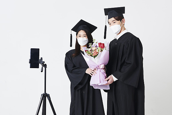 포토 JPG 스튜디오촬영 여자 남자 대학생 꽃다발 학사모 졸업 졸업식 실내 마스크 들기 상반신 20대 청년 성인 두명 옆모습 30대 스마트폰 사진촬영 한국인 졸업가운 흰배경 성인만 코로나바이러스 포스트코로나 위드코로나 국내포토 모자_잡화 학생 교육 꽃 뷰포인트 백그라운드 모션 사람 동양인 내부 장년 핸드폰 스마트기기 촬영 흰색 가운 바이러스 사회이슈 파일형식