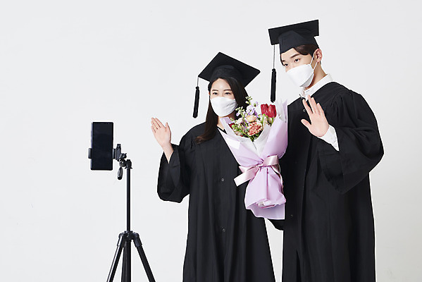 포토 JPG 스튜디오촬영 여자 남자 대학생 꽃다발 학사모 졸업 졸업식 실내 마스크 들기 상반신 20대 청년 성인 두명 옆모습 30대 스마트폰 사진촬영 한국인 졸업가운 흰배경 손인사 화상통화 성인만 코로나바이러스 포스트코로나 언택트 온택트 위드코로나 국내포토 모자_잡화 학생 교육 꽃 뷰포인트 백그라운드 모션 사람 동양인 내부 장년 핸드폰 스마트기기 촬영 흰색 인사 가운 바이러스 사회이슈 통화 파일형식