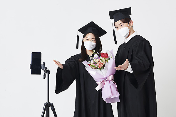포토 JPG 스튜디오촬영 여자 남자 대학생 꽃다발 학사모 졸업 졸업식 실내 마스크 들기 상반신 20대 청년 성인 두명 옆모습 30대 스마트폰 손들기 사진촬영 한국인 졸업가운 흰배경 화상통화 성인만 코로나바이러스 포스트코로나 언택트 온택트 위드코로나 국내포토 모자_잡화 학생 교육 꽃 뷰포인트 백그라운드 모션 사람 동양인 내부 장년 핸드폰 스마트기기 촬영 흰색 가운 바이러스 사회이슈 통화 파일형식