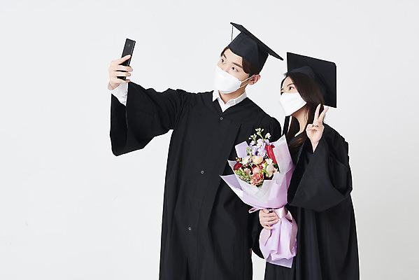 포토 JPG 스튜디오촬영 여자 남자 대학생 꽃다발 학사모 졸업 졸업식 실내 마스크 들기 상반신 20대 청년 성인 두명 옆모습 30대 스마트폰 한국인 졸업가운 셀프카메라 흰배경 브이 성인만 코로나바이러스 포스트코로나 위드코로나 국내포토 모자_잡화 학생 교육 꽃 뷰포인트 백그라운드 모션 사람 동양인 손짓 내부 장년 핸드폰 스마트기기 사진촬영 흰색 가운 바이러스 사회이슈 파일형식