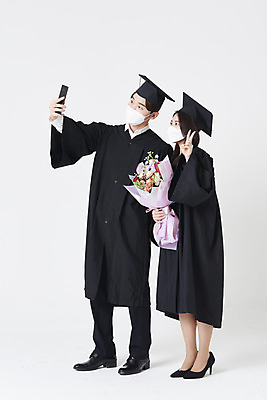 포토 JPG 스튜디오촬영 전신 여자 남자 대학생 꽃다발 학사모 졸업 졸업식 실내 마스크 서기 들기 20대 청년 성인 두명 옆모습 30대 스마트폰 한국인 졸업가운 셀프카메라 흰배경 브이 성인만 코로나바이러스 포스트코로나 위드코로나 국내포토 모자_잡화 학생 교육 꽃 뷰포인트 백그라운드 모션 사람 동양인 손짓 내부 장년 핸드폰 스마트기기 사진촬영 흰색 가운 바이러스 사회이슈 파일형식