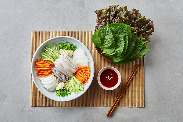 포토 JPG 스튜디오촬영 음식 고추 회색배경 양파 오이 실내 마늘 사람없음 하이앵글 당근 상추 깻잎 나무젓가락 쌈채소 오징어회 초고추장 국내포토 뷰포인트 백그라운드 채소 젓가락 뿌리채소 내부 회색 회 양념 파일형식