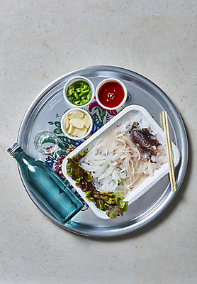 포토 JPG 스튜디오촬영 음식 고추 회색배경 쟁반 실내 마늘 사람없음 하이앵글 상추 소주 소주병 나무젓가락 소주잔 오징어회 초고추장 국내포토 뷰포인트 백그라운드 채소 술잔 젓가락 술병 주류 내부 회색 회 양념 파일형식