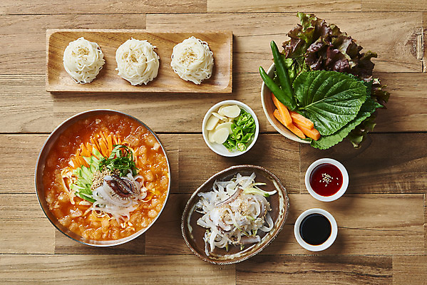 포토 JPG 스튜디오촬영 접시 음식 고추 실내 마늘 사람없음 하이앵글 당근 상추 깻잎 간장 물회 소면 쌈채소 오징어회 초고추장 플랫레이 갈색배경 국내포토 식기 뷰포인트 백그라운드 채소 뿌리채소 내부 갈색 회 면류 양념 플랫 파일형식