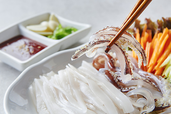 포토 JPG 스튜디오촬영 접시 음식 고추 회색배경 실내 마늘 근접촬영 사람없음 당근 상추 나무젓가락 오징어회 젓가락질 초고추장 국내포토 식기 뷰포인트 백그라운드 채소 젓가락 뿌리채소 손짓 내부 회색 회 양념 파일형식