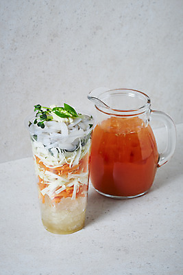 포토 JPG 스튜디오촬영 음식 회색배경 실내 사람없음 당근 육수 물회 오징어회 테이크아웃컵 국내포토 백그라운드 뿌리채소 내부 컵 회색 회 파일형식