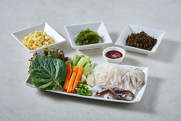 포토 JPG 스튜디오촬영 접시 음식 고추 회색배경 오이 실내 마늘 사람없음 당근 상추 깻잎 바다포도 오징어회 초고추장 톳 국내포토 식기 백그라운드 채소 뿌리채소 내부 회색 회 양념 해조류 파일형식