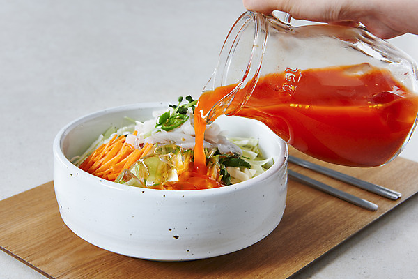 포토 JPG 스튜디오촬영 접시 손 음식 회색배경 수저 실내 들기 신체부위 당근 붓기 육수 물회 오징어회 국내포토 식기 백그라운드 모션 뿌리채소 사람 내부 회색 회 파일형식