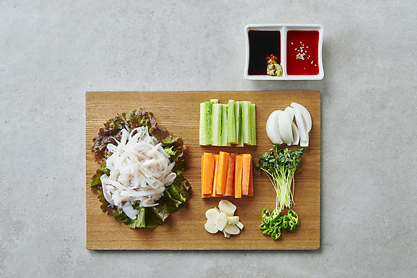 포토 JPG 스튜디오촬영 고추 회색배경 양파 오이 실내 마늘 사람없음 당근 상추 고추냉이 간장 무순 나무쟁반 오징어회 초고추장 플랫레이 국내포토 백그라운드 채소 뿌리채소 쟁반 내부 목재 회색 회 양념 플랫 새싹채소 파일형식