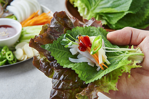 포토 JPG 스튜디오촬영 손 음식 고추 회색배경 실내 들기 신체부위 상추 해산물 쌈 깻잎 무순 쌈채소 오징어회 초고추장 국내포토 백그라운드 채소 모션 사람 내부 회색 회 양념 새싹채소 파일형식