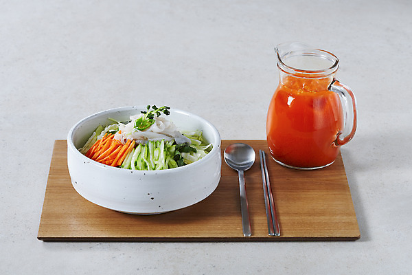 포토 JPG 스튜디오촬영 접시 음식 회색배경 오이 수저 실내 사람없음 당근 육수 나무쟁반 물회 오징어회 국내포토 식기 백그라운드 채소 뿌리채소 쟁반 내부 목재 회색 회 파일형식