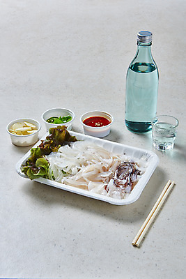 포토 JPG 스튜디오촬영 접시 음식 고추 회색배경 실내 마늘 사람없음 상추 소주 소주병 나무젓가락 소주잔 오징어회 초고추장 국내포토 식기 백그라운드 채소 술잔 젓가락 술병 주류 내부 회색 회 양념 파일형식