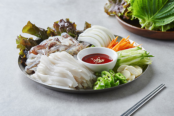 포토 JPG 스튜디오촬영 접시 음식 젓가락 고추 회색배경 양파 오이 실내 마늘 사람없음 당근 상추 깻잎 쌈채소 오징어회 초고추장 국내포토 식기 백그라운드 채소 뿌리채소 수저 내부 회색 회 양념 파일형식