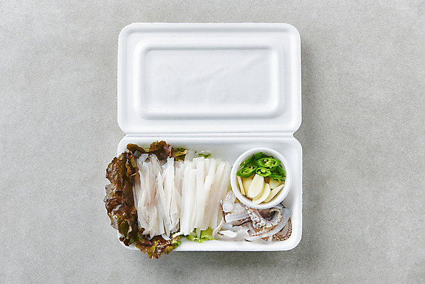 포토 JPG 스튜디오촬영 음식 포장 고추 회색배경 실내 마늘 사람없음 하이앵글 상추 오징어회 포장용기 국내포토 뷰포인트 백그라운드 채소 내부 회색 회 포장재료 파일형식