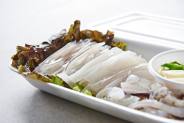 포토 JPG 스튜디오촬영 접시 음식 포장 고추 회색배경 실내 마늘 근접촬영 사람없음 상추 오징어회 국내포토 식기 뷰포인트 백그라운드 채소 내부 회색 회 파일형식