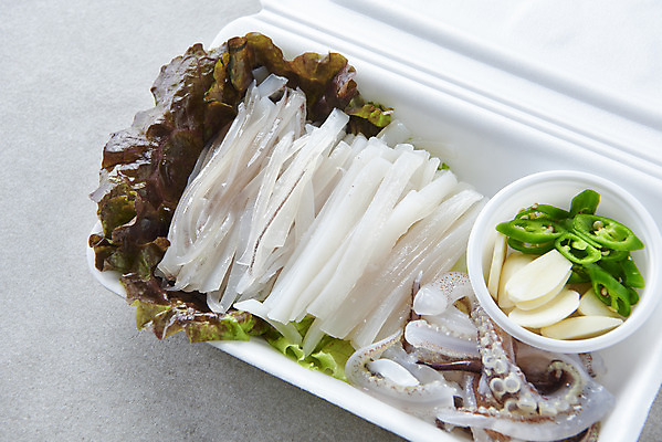 포토 JPG 스튜디오촬영 접시 음식 포장 고추 회색배경 실내 마늘 근접촬영 사람없음 하이앵글 상추 오징어회 국내포토 식기 뷰포인트 백그라운드 채소 내부 회색 회 파일형식