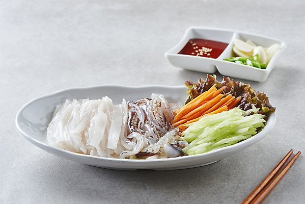 포토 JPG 스튜디오촬영 접시 음식 고추 회색배경 오이 실내 마늘 사람없음 당근 상추 나무젓가락 오징어회 초고추장 국내포토 식기 백그라운드 채소 젓가락 뿌리채소 내부 회색 회 양념 파일형식