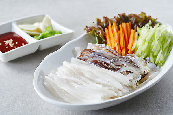 포토 JPG 스튜디오촬영 접시 음식 고추 회색배경 오이 실내 마늘 사람없음 당근 상추 오징어회 초고추장 국내포토 식기 백그라운드 채소 뿌리채소 내부 회색 회 양념 파일형식