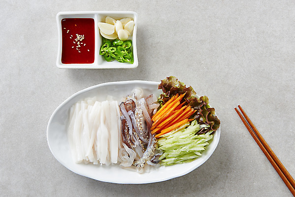 포토 JPG 스튜디오촬영 음식 고추 회색배경 오이 실내 마늘 사람없음 하이앵글 당근 상추 나무젓가락 오징어회 초고추장 국내포토 뷰포인트 백그라운드 채소 젓가락 뿌리채소 내부 회색 회 양념 파일형식