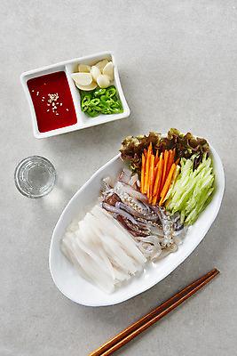 포토 JPG 스튜디오촬영 음식 고추 회색배경 오이 실내 마늘 사람없음 하이앵글 당근 상추 소주 나무젓가락 소주잔 오징어회 초고추장 국내포토 뷰포인트 백그라운드 채소 술잔 젓가락 뿌리채소 주류 내부 회색 회 양념 파일형식