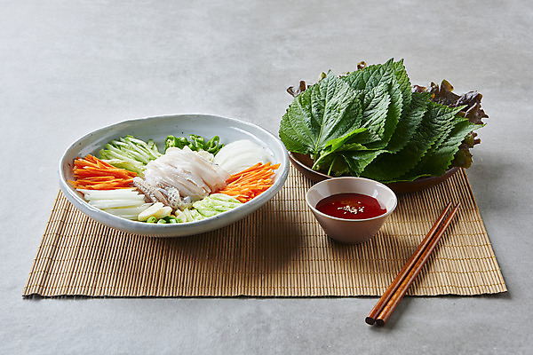 포토 JPG 스튜디오촬영 접시 음식 고추 회색배경 양파 오이 실내 마늘 사람없음 당근 상추 깻잎 나무젓가락 쌈채소 오징어회 초고추장 국내포토 식기 백그라운드 채소 젓가락 뿌리채소 내부 회색 회 양념 파일형식