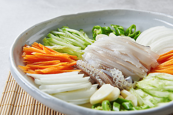 포토 JPG 스튜디오촬영 음식 고추 회색배경 양파 오이 실내 마늘 근접촬영 사람없음 당근 오징어회 국내포토 뷰포인트 백그라운드 채소 뿌리채소 내부 회색 회 파일형식