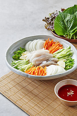 포토 JPG 스튜디오촬영 접시 고추 회색배경 양파 오이 실내 마늘 사람없음 당근 상추 깻잎 쌈채소 오징어회 초고추장 국내포토 식기 백그라운드 채소 뿌리채소 내부 회색 회 양념 파일형식