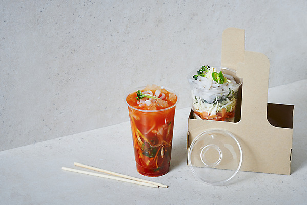 포토 JPG 스튜디오촬영 음식 포장 회색배경 실내 사람없음 오징어 나무젓가락 물회 테이크아웃컵 국내포토 백그라운드 젓가락 연체동물 내부 컵 수중동물 회색 파일형식