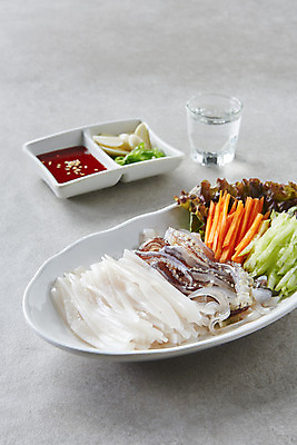 포토 JPG 스튜디오촬영 음식 고추 회색배경 오이 실내 마늘 사람없음 당근 상추 소주 소주잔 오징어회 초고추장 국내포토 백그라운드 채소 술잔 뿌리채소 주류 내부 회색 회 양념 파일형식