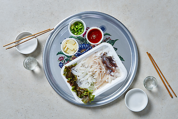 포토 JPG 스튜디오촬영 음식 고추 회색배경 쟁반 실내 마늘 사람없음 하이앵글 소주 나무젓가락 소주잔 오징어회 초고추장 국내포토 뷰포인트 백그라운드 채소 술잔 젓가락 주류 내부 회색 회 양념 파일형식