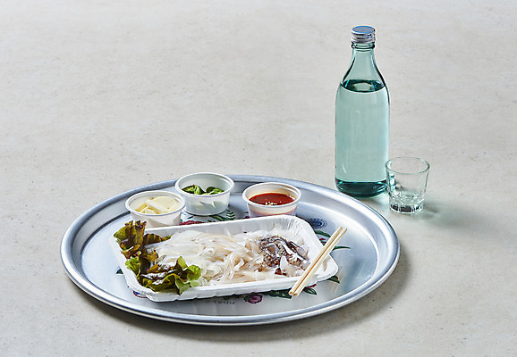 포토 JPG 스튜디오촬영 음식 포장 고추 회색배경 쟁반 실내 마늘 사람없음 상추 소주 소주병 나무젓가락 소주잔 오징어회 초고추장 국내포토 백그라운드 채소 술잔 젓가락 술병 주류 내부 회색 회 양념 파일형식