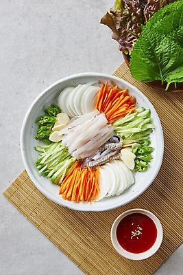 포토 JPG 스튜디오촬영 접시 음식 고추 회색배경 양파 오이 실내 사람없음 하이앵글 당근 상추 깻잎 쌈채소 오징어회 초고추장 국내포토 식기 뷰포인트 백그라운드 채소 뿌리채소 내부 회색 회 양념 파일형식