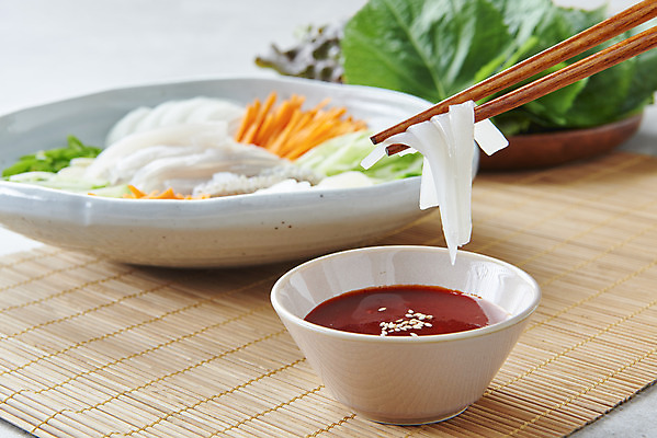 포토 JPG 스튜디오촬영 접시 음식 회색배경 양파 오이 실내 사람없음 당근 상추 깻잎 나무젓가락 쌈채소 오징어회 젓가락질 초고추장 국내포토 식기 백그라운드 채소 젓가락 뿌리채소 손짓 내부 회색 회 양념 파일형식