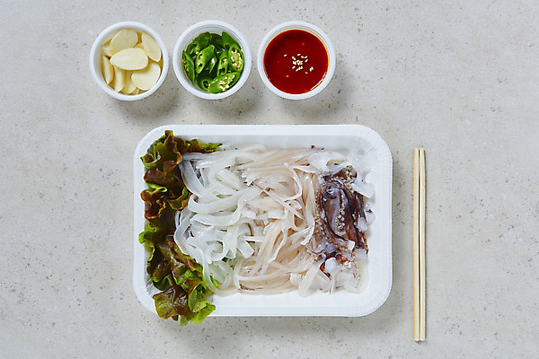 포토 JPG 스튜디오촬영 접시 음식 포장 고추 회색배경 실내 마늘 사람없음 하이앵글 상추 오징어 나무젓가락 오징어회 초고추장 포장용기 국내포토 식기 뷰포인트 백그라운드 채소 젓가락 연체동물 내부 수중동물 회색 회 양념 포장재료 파일형식