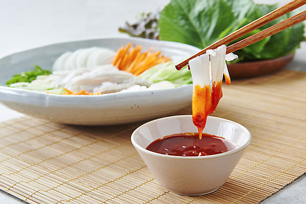 포토 JPG 스튜디오촬영 접시 음식 회색배경 양파 오이 실내 근접촬영 사람없음 당근 상추 깻잎 나무젓가락 쌈채소 오징어회 젓가락질 초고추장 국내포토 식기 뷰포인트 백그라운드 채소 젓가락 뿌리채소 손짓 내부 회색 회 양념 파일형식