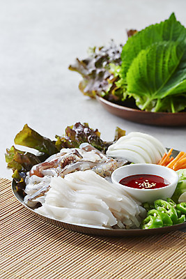 포토 JPG 스튜디오촬영 음식 고추 회색배경 양파 실내 사람없음 당근 상추 깻잎 쌈채소 오징어회 초고추장 국내포토 백그라운드 채소 뿌리채소 내부 회색 회 양념 파일형식