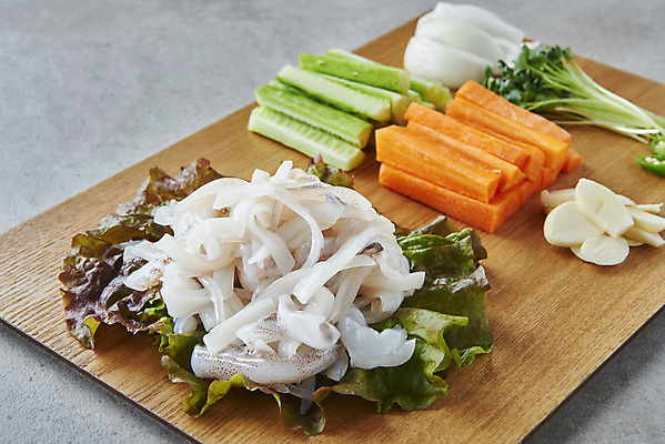 포토 JPG 스튜디오촬영 음식 회색배경 양파 오이 실내 마늘 사람없음 당근 상추 무순 나무쟁반 오징어회 국내포토 백그라운드 채소 뿌리채소 쟁반 내부 목재 회색 회 새싹채소 파일형식