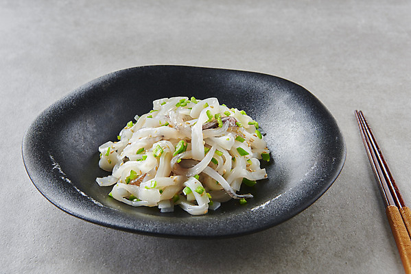 포토 JPG 스튜디오촬영 접시 음식 회색배경 실내 사람없음 나무젓가락 오징어회 국내포토 식기 백그라운드 젓가락 내부 회색 회 파일형식