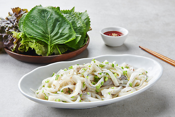 포토 JPG 스튜디오촬영 접시 음식 회색배경 실내 사람없음 상추 깻잎 나무젓가락 쌈채소 오징어회 초고추장 국내포토 식기 백그라운드 채소 젓가락 내부 회색 회 양념 파일형식