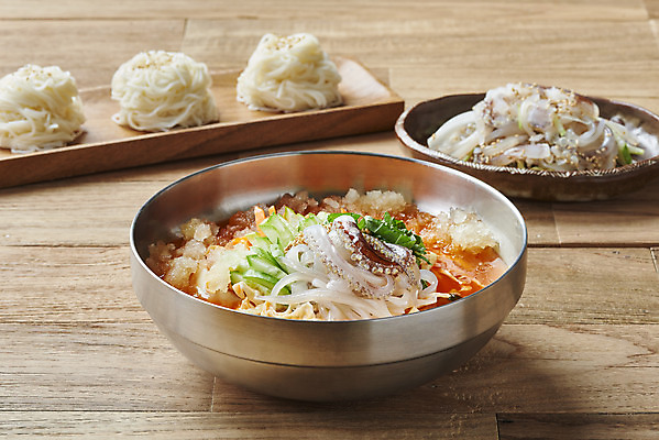 포토 JPG 스튜디오촬영 접시 음식 오이 실내 사람없음 물회 소면 오징어회 갈색배경 국내포토 식기 백그라운드 채소 내부 갈색 회 면류 파일형식