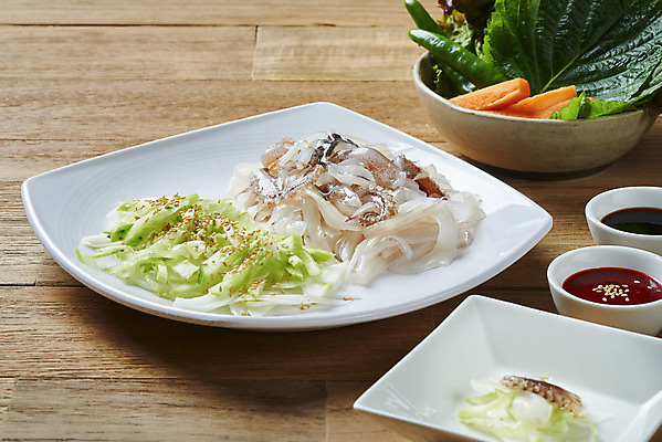 포토 JPG 스튜디오촬영 접시 음식 오이 실내 사람없음 상추 깻잎 간장 오징어회 초고추장 갈색배경 국내포토 식기 백그라운드 채소 내부 갈색 회 양념 파일형식