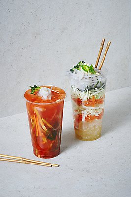 포토 JPG 스튜디오촬영 음식 포장 회색배경 실내 사람없음 오징어 나무젓가락 물회 테이크아웃컵 국내포토 백그라운드 젓가락 연체동물 내부 컵 수중동물 회색 파일형식