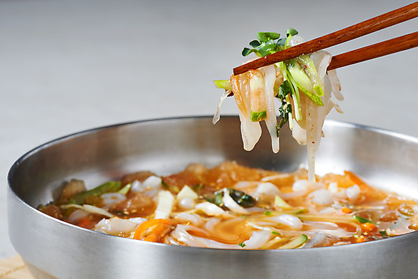 포토 JPG 스튜디오촬영 접시 음식 회색배경 오이 실내 사람없음 당근 오징어 무순 물회 젓가락질 국내포토 식기 백그라운드 채소 젓가락 연체동물 뿌리채소 손짓 내부 수중동물 회색 새싹채소 파일형식